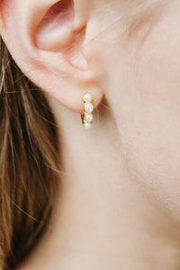 la perla huggie earrings