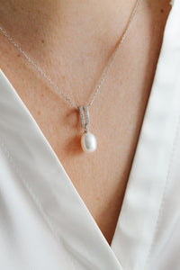 la perla teardrop necklace